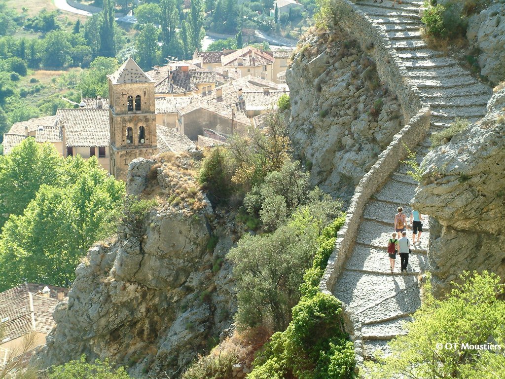 262 marches pour atteindre la chapelle de moustiers sainte marie